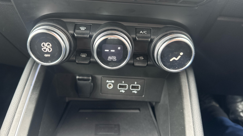 Renault Clio 1.0 TCe 90 Iconic Edition 5dr Petrol Hatchback